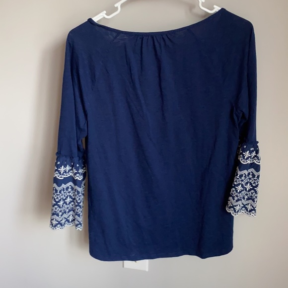 CUTE and SLIGHT BELL SLEEVE TOP! Size: Small - Picture 2 of 3